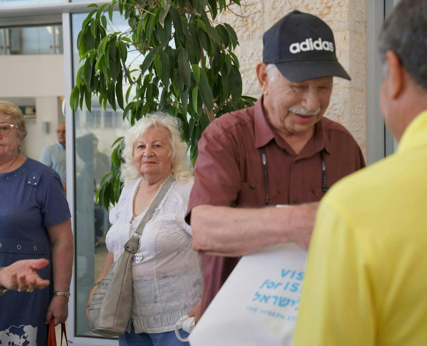 Reicht den bedürftigen Holocaustüberlebenden die Hand